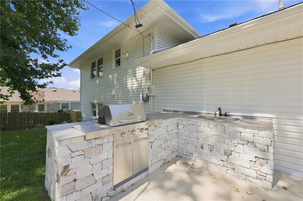 Photo 7 of 42 - 5657 W 50th Street, Mission, KS 66202