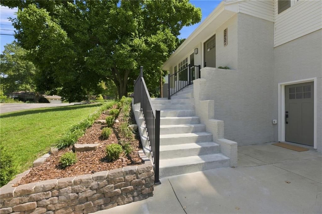 5657 W 50th Street, Mission, KS: listing photo 2
