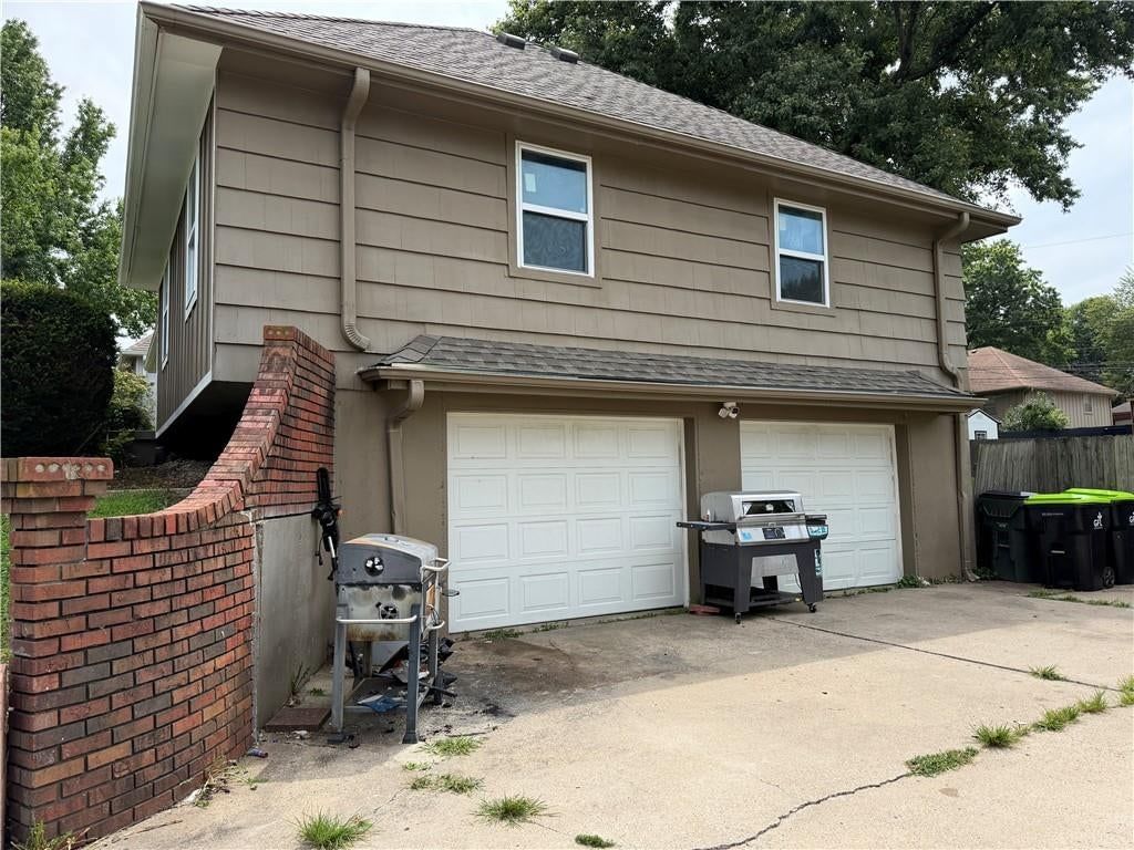 Photo 4 of 24 - 7504 Overton Avenue, Raytown, MO 64138