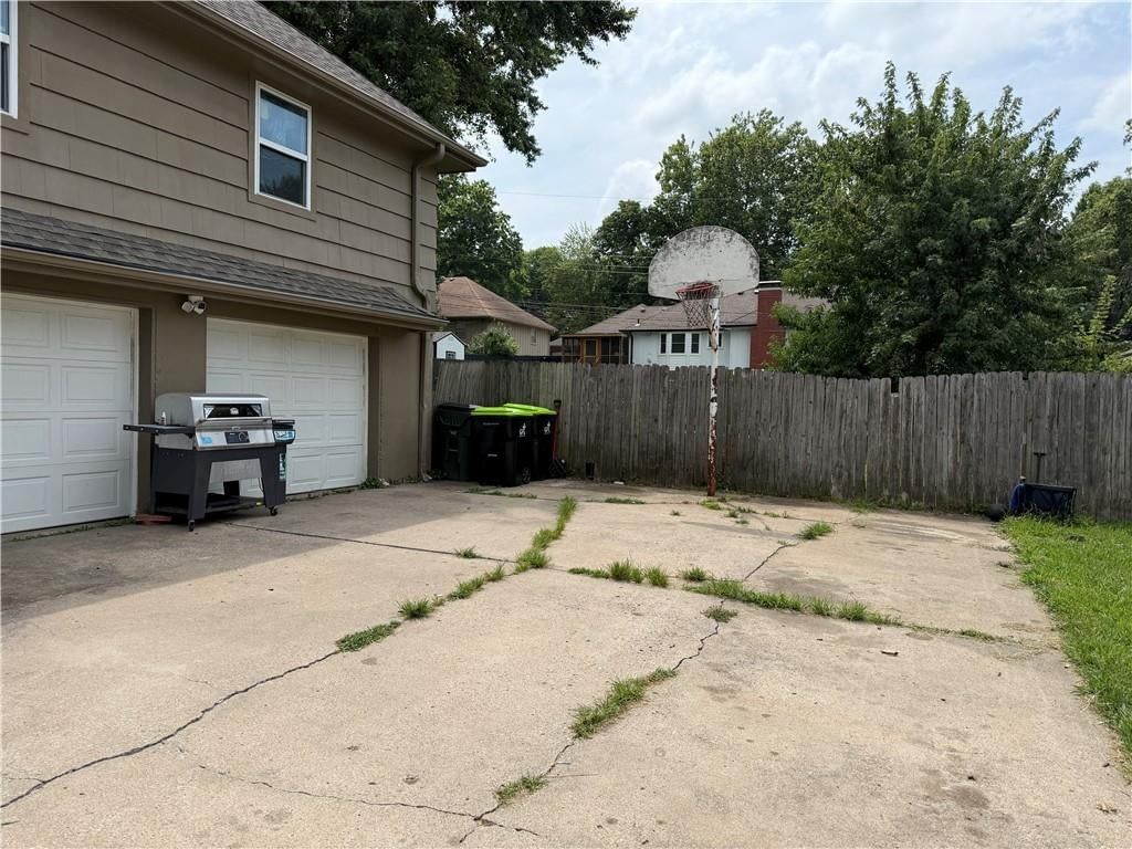 Photo 5 of 24 - 7504 Overton Avenue, Raytown, MO 64138