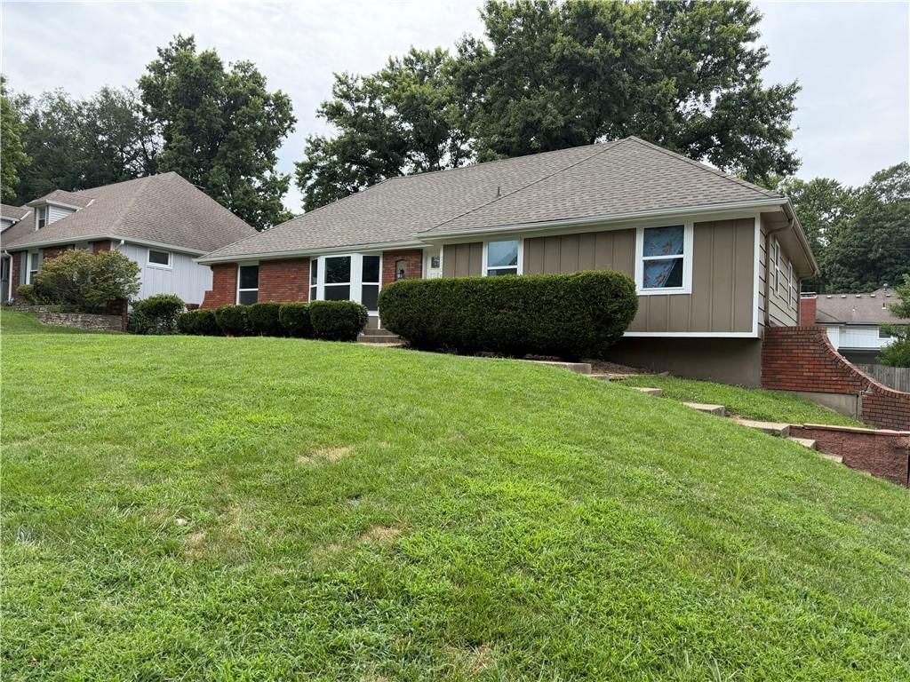 Photo 6 of 24 - 7504 Overton Avenue, Raytown, MO 64138