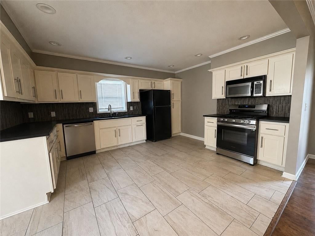 Photo 10 of 24 - 7504 Overton Avenue, Raytown, MO 64138
