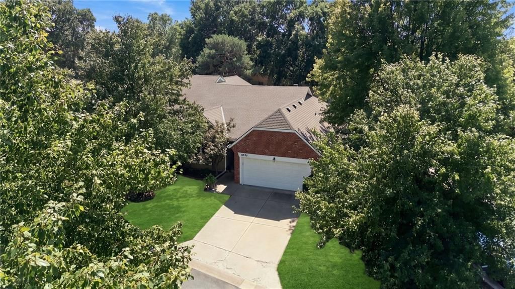 8592 Caenen Lake Court, Lenexa, KS: listing photo 3