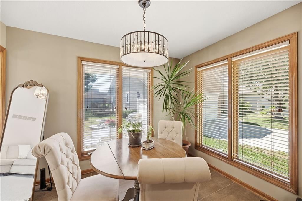 8592 Caenen Lake Court, Lenexa, KS: listing photo 2