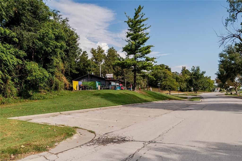102 E Atchison Street — photo 32