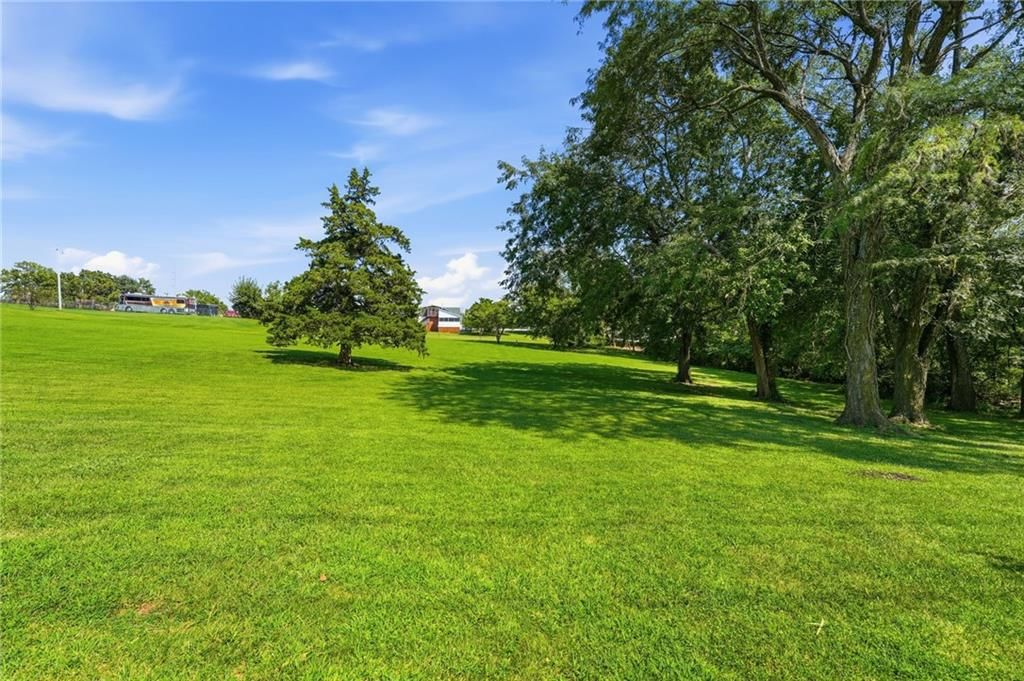 Independence Street, Pleasant Hill, MO: listing photo 2