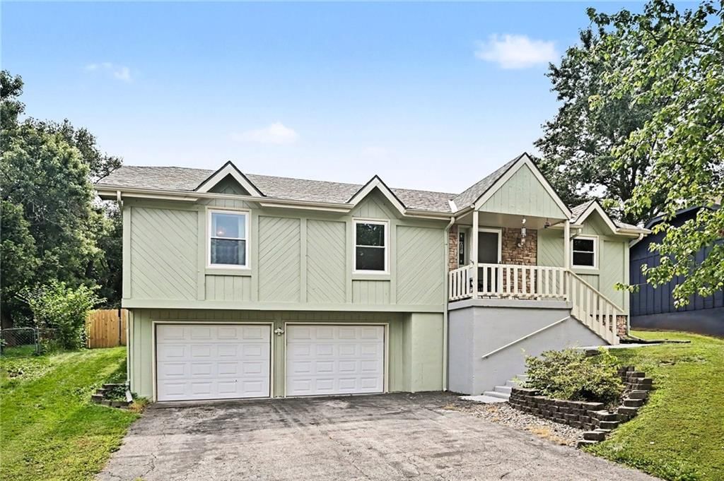 521 Karapat Drive, Kansas City, MO: listing photo 2