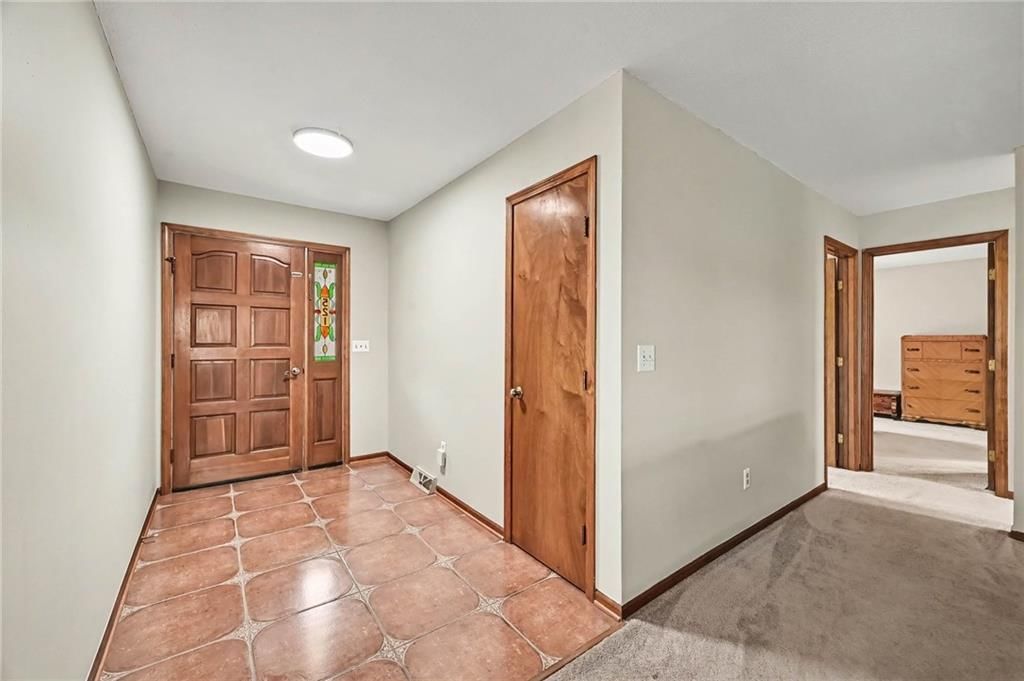 Photo 4 of 36 - 521 Karapat Drive, Kansas City, MO 64155