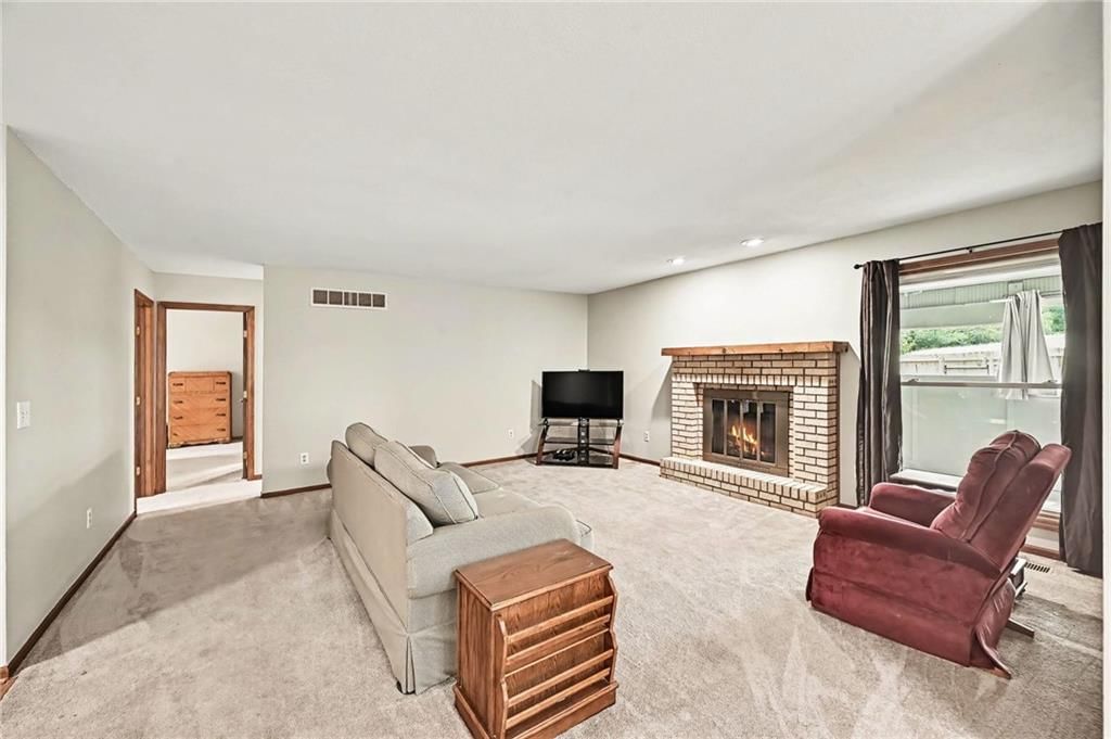 Photo 5 of 36 - 521 Karapat Drive, Kansas City, MO 64155