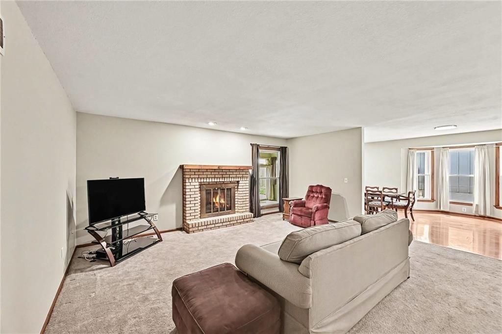 Photo 6 of 36 - 521 Karapat Drive, Kansas City, MO 64155