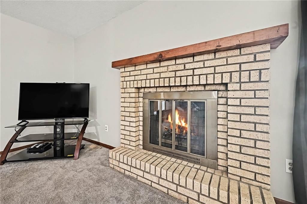 Photo 7 of 36 - 521 Karapat Drive, Kansas City, MO 64155