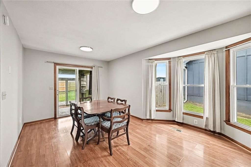 Photo 8 of 36 - 521 Karapat Drive, Kansas City, MO 64155