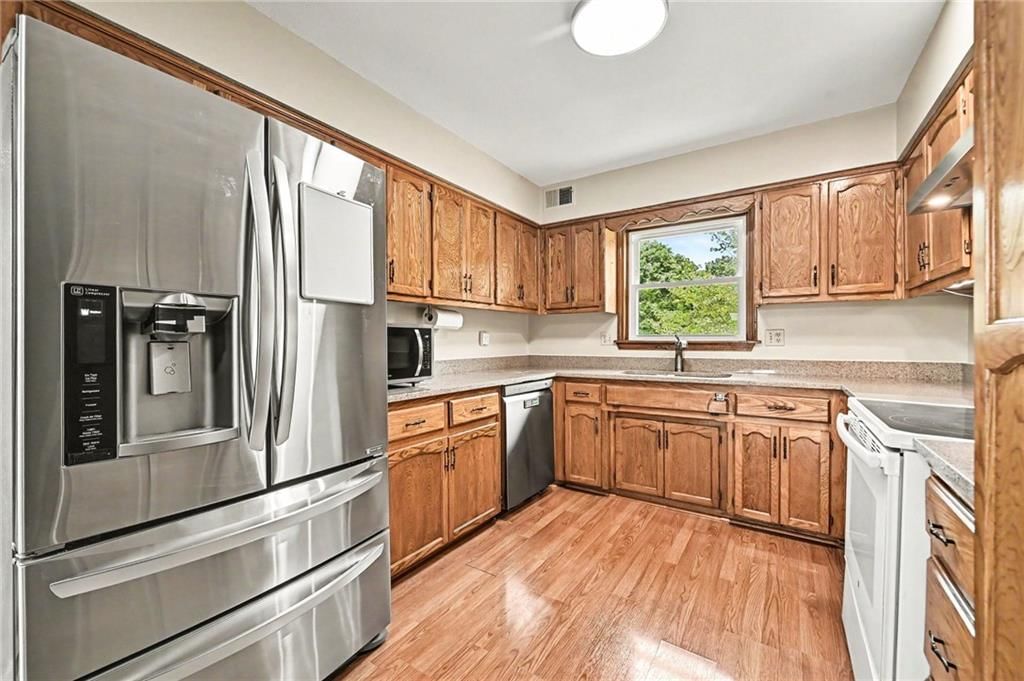 Photo 10 of 36 - 521 Karapat Drive, Kansas City, MO 64155