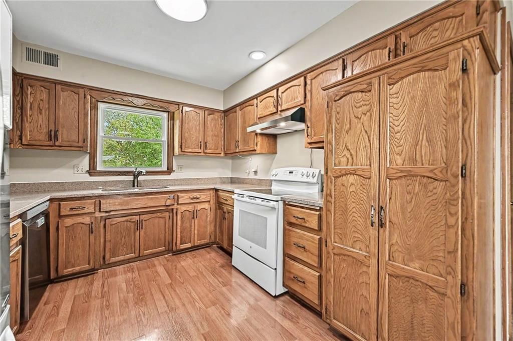 Photo 11 of 36 - 521 Karapat Drive, Kansas City, MO 64155