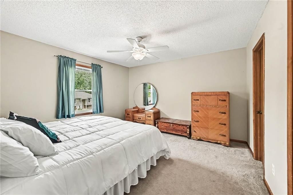 Photo 12 of 36 - 521 Karapat Drive, Kansas City, MO 64155