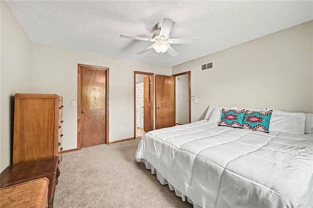 Photo 13 of 36 - 521 Karapat Drive, Kansas City, MO 64155