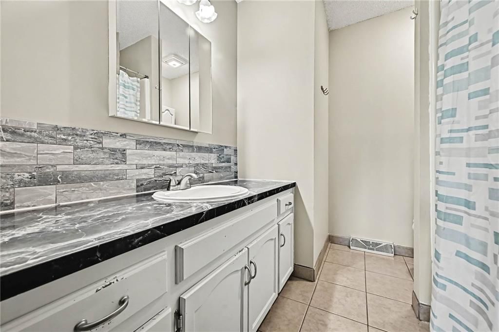 Photo 14 of 36 - 521 Karapat Drive, Kansas City, MO 64155