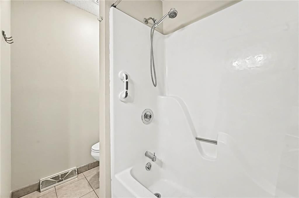 Photo 15 of 36 - 521 Karapat Drive, Kansas City, MO 64155