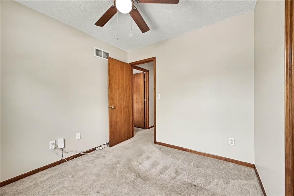 Photo 16 of 36 - 521 Karapat Drive, Kansas City, MO 64155