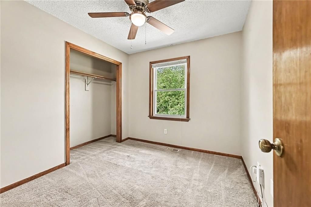 Photo 17 of 36 - 521 Karapat Drive, Kansas City, MO 64155