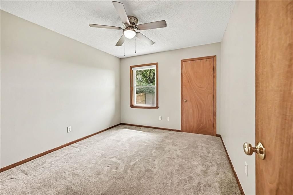 Photo 18 of 36 - 521 Karapat Drive, Kansas City, MO 64155