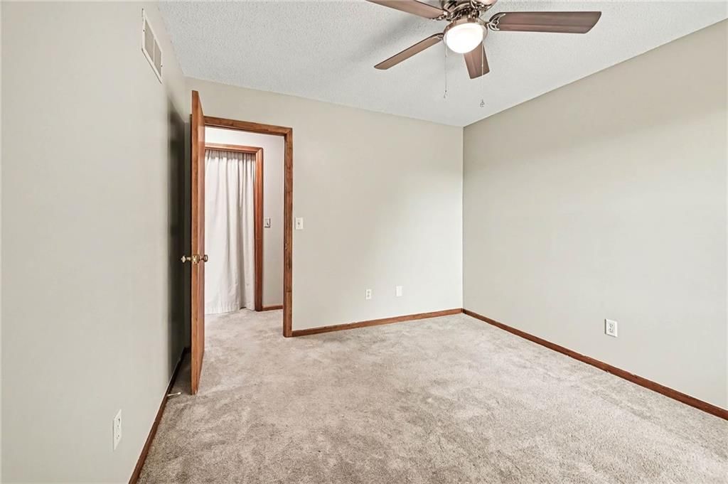 Photo 19 of 36 - 521 Karapat Drive, Kansas City, MO 64155