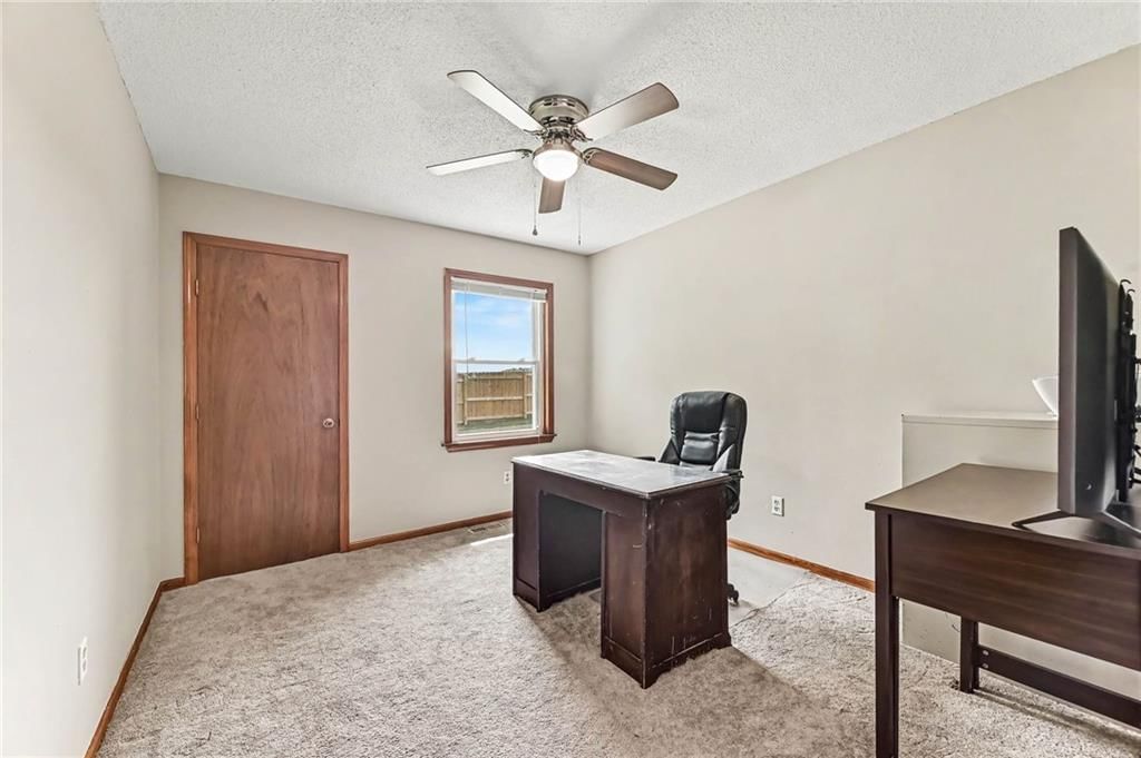 Photo 21 of 36 - 521 Karapat Drive, Kansas City, MO 64155