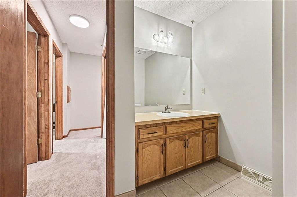 Photo 22 of 36 - 521 Karapat Drive, Kansas City, MO 64155