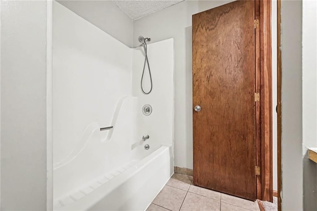 Photo 23 of 36 - 521 Karapat Drive, Kansas City, MO 64155