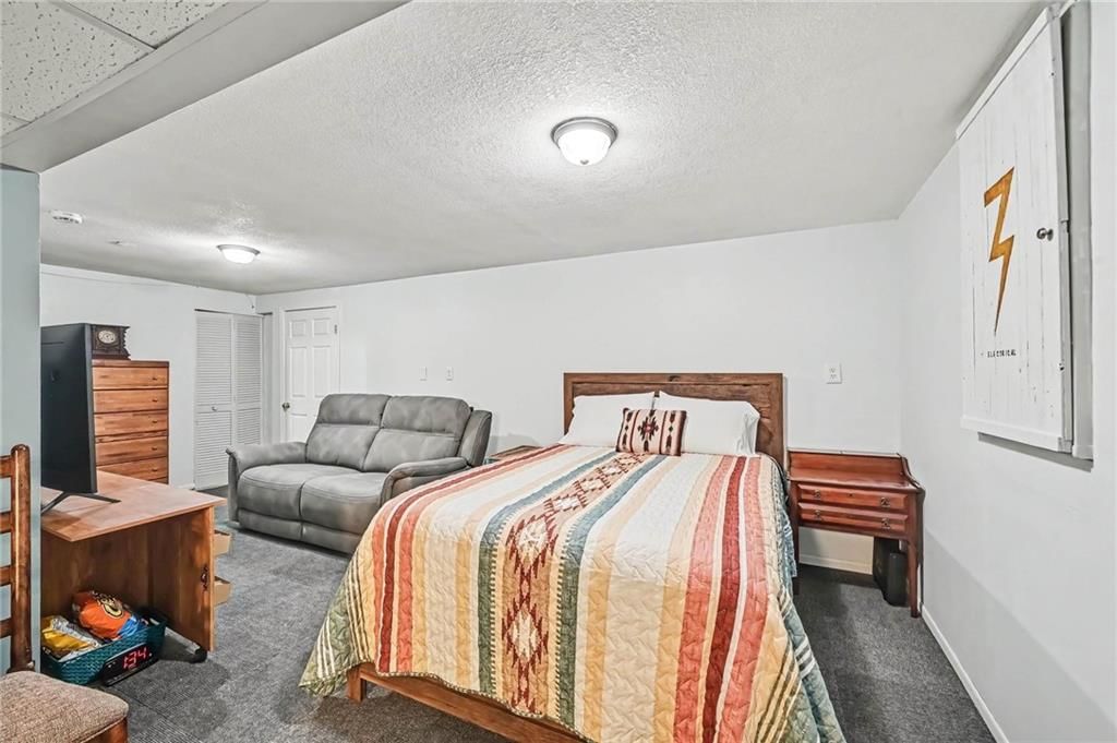 Photo 25 of 36 - 521 Karapat Drive, Kansas City, MO 64155