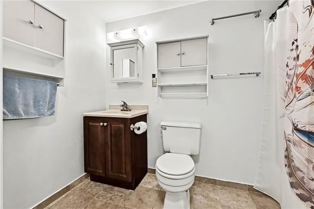 Photo 27 of 36 - 521 Karapat Drive, Kansas City, MO 64155