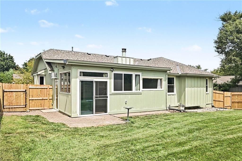 Photo 32 of 36 - 521 Karapat Drive, Kansas City, MO 64155