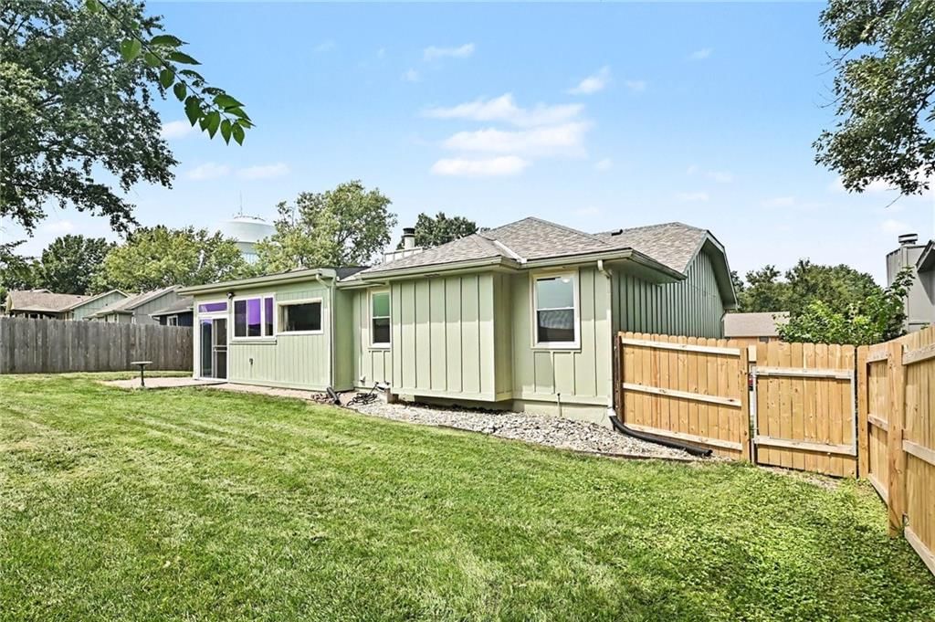 Photo 33 of 36 - 521 Karapat Drive, Kansas City, MO 64155
