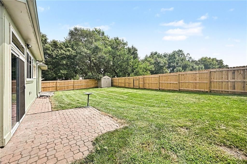 Photo 34 of 36 - 521 Karapat Drive, Kansas City, MO 64155