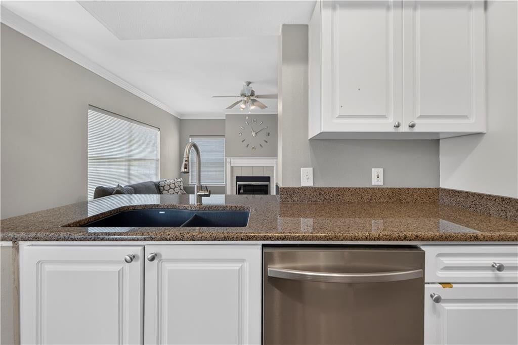 Photo 11 of 28 - 11610 Tomahawk Creek Parkway #K, Leawood, KS 66211
