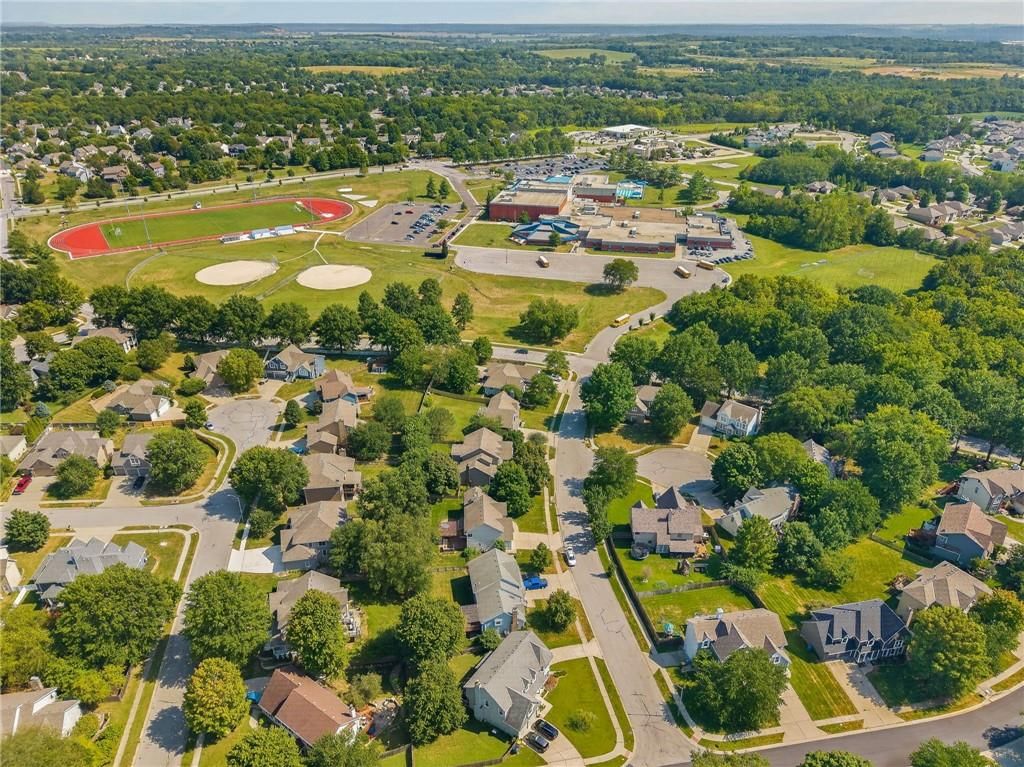 Photo 11 of 50 - 1312 Hillary Drive, Liberty, MO 64068