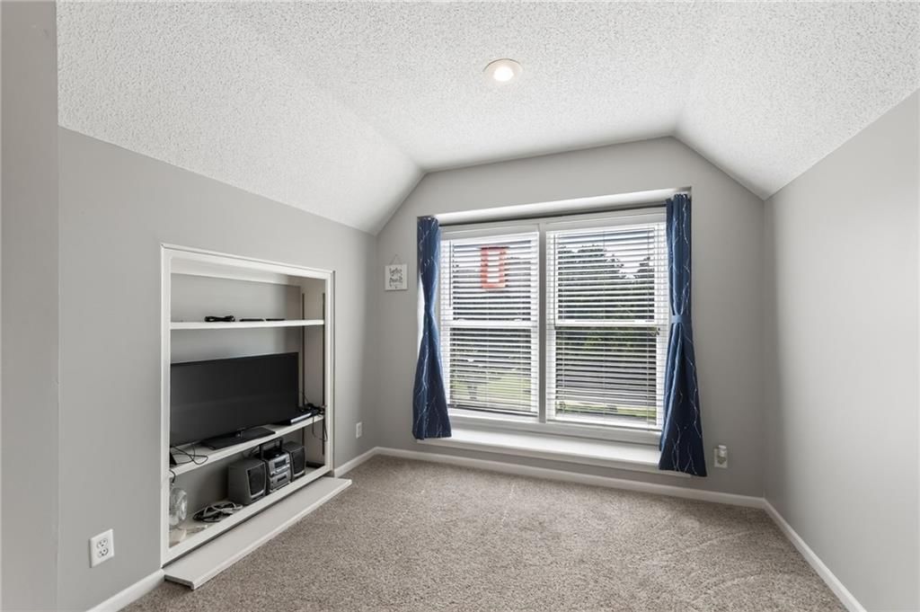 Photo 34 of 50 - 1312 Hillary Drive, Liberty, MO 64068