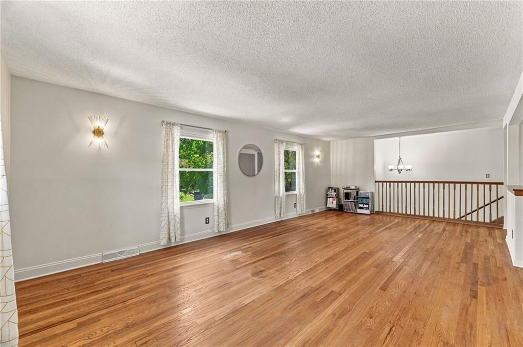 912 W 98th Street — photo 8