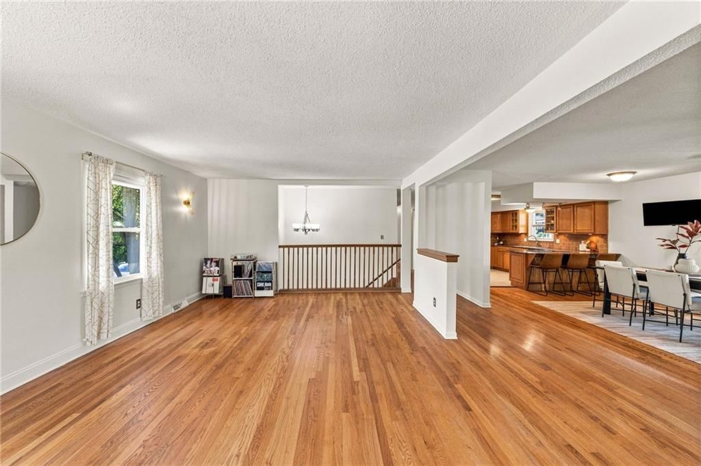 912 W 98th Street — photo 9