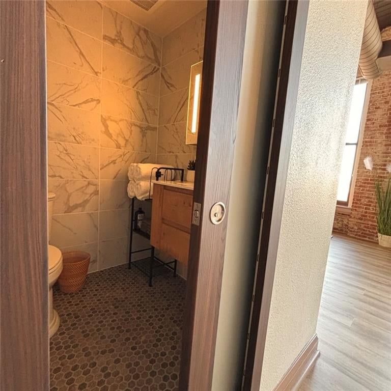 308 W 8th Street — photo 18