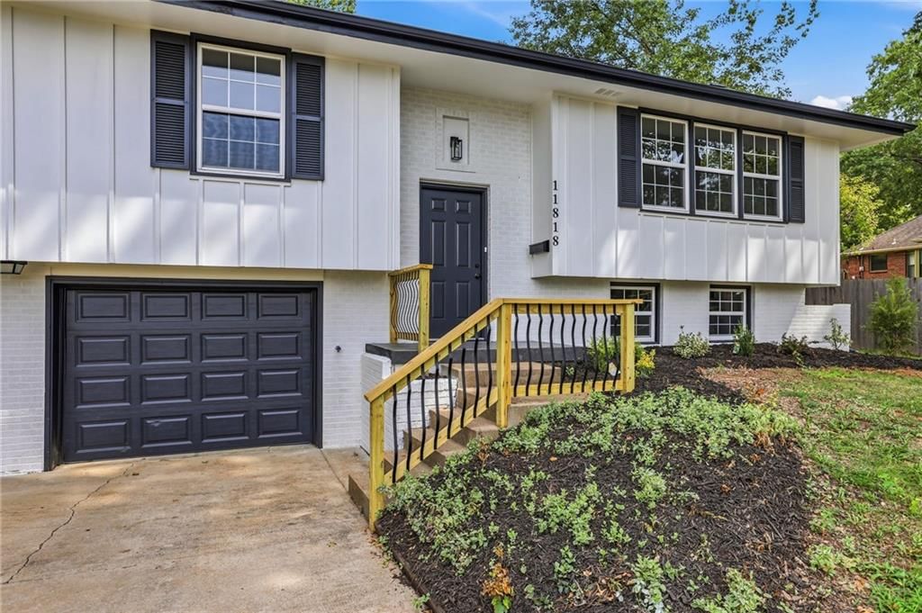 Covered front porch at 11818 E 62nd Terrace, Kansas City, MO 64133