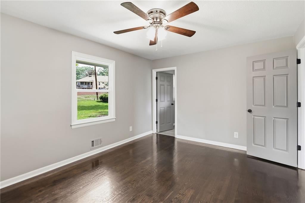 Photo 14 of 32 - 11818 E 62nd Terrace, Kansas City, MO 64133