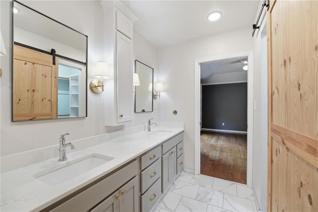 Photo 30 of 62 - 12860 Sagamore Road, Leawood, KS 66209