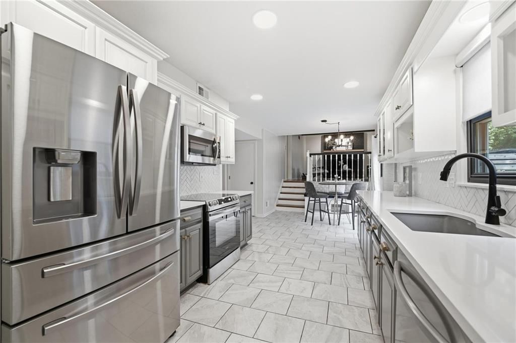 Photo 17 of 62 - 12860 Sagamore Road, Leawood, KS 66209