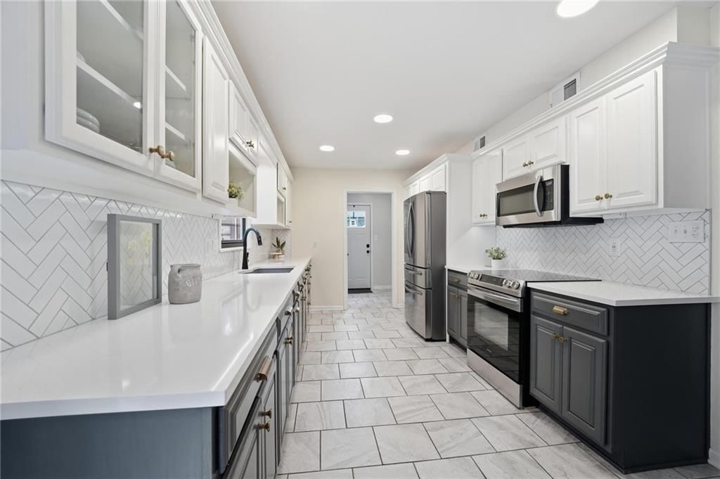 Photo 20 of 62 - 12860 Sagamore Road, Leawood, KS 66209