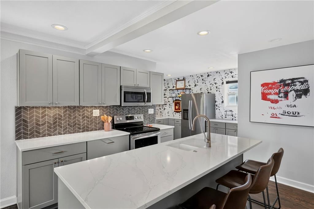 704 E 63rd Terrace — photo 6
