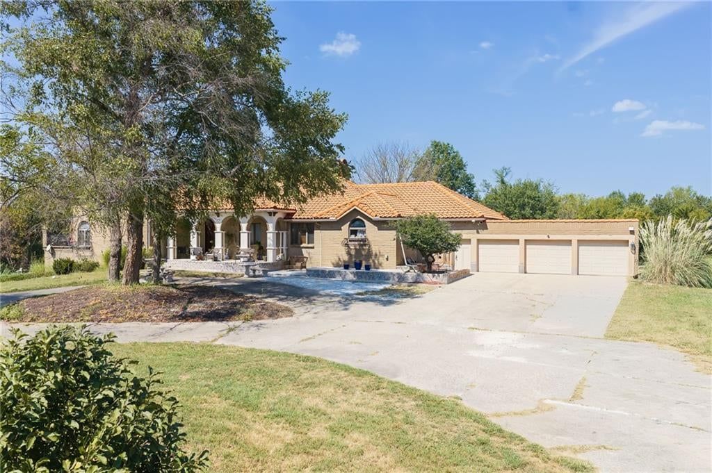 20100 Evans Road, Tonganoxie, KS: listing photo 2