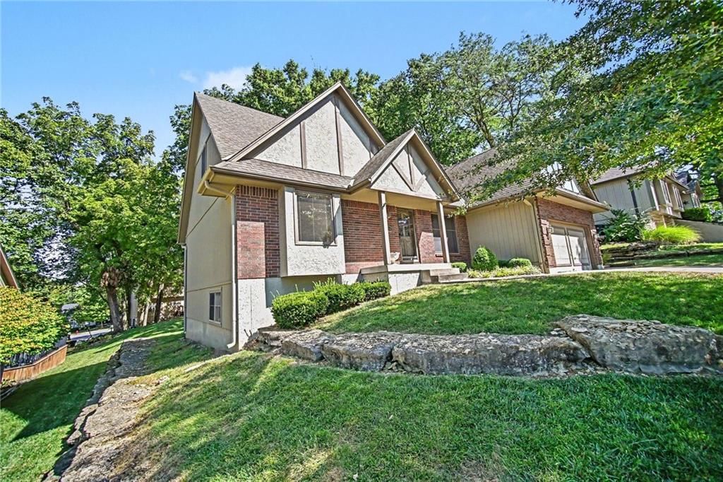 2414 Springcreek Court, Blue Springs, MO: listing photo 2