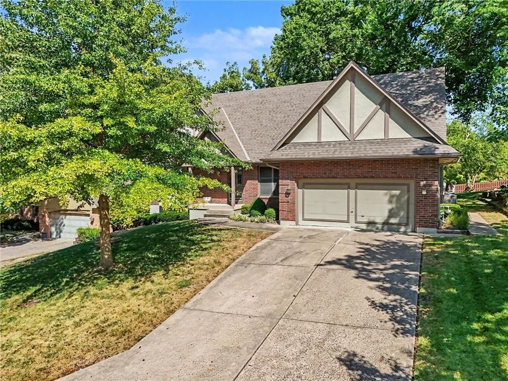 2414 Springcreek Court, Blue Springs, MO: listing photo 3