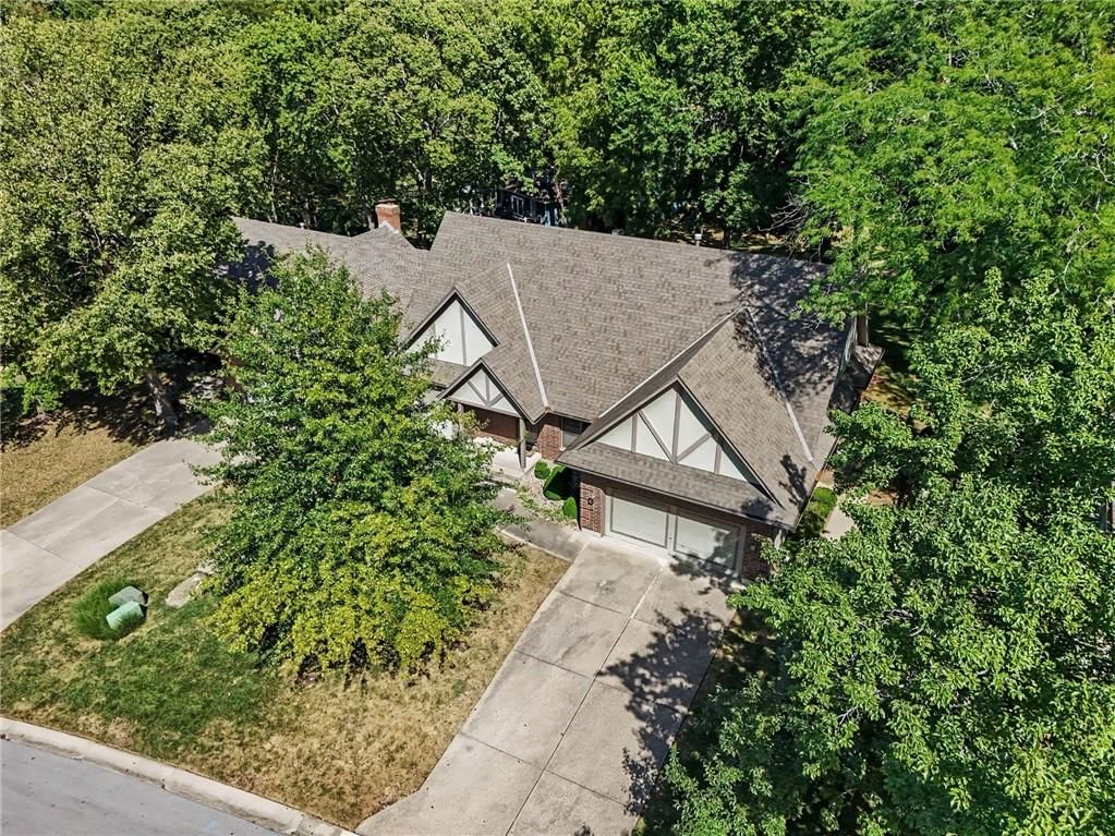 Photo 4 of 34 - 2414 Springcreek Court, Blue Springs, MO 64015